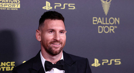 Lionel Messi ganha a Bola de Ouro pela oitava vez após temporada mágica e título da Copa