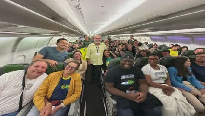 Avião da FAB com 1º grupo de brasileiros resgatados em Israel pousa em Brasília