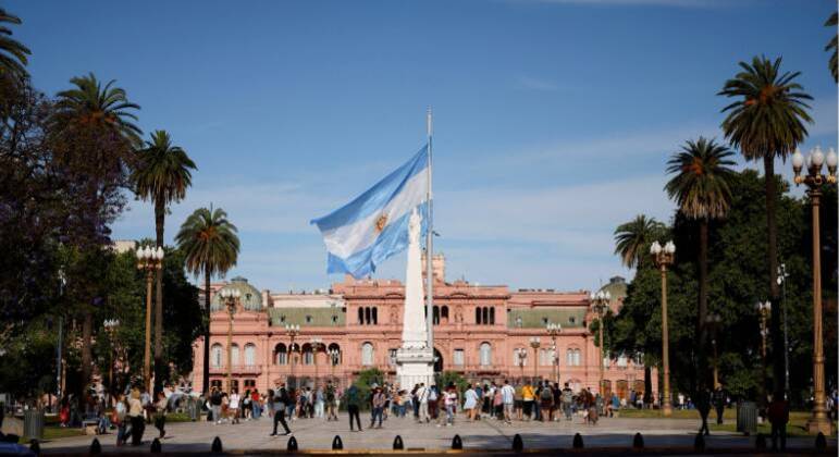 Argentina: 35,8 milhões de eleitores vão às urnas escolher entre Milei e Massa para presidente