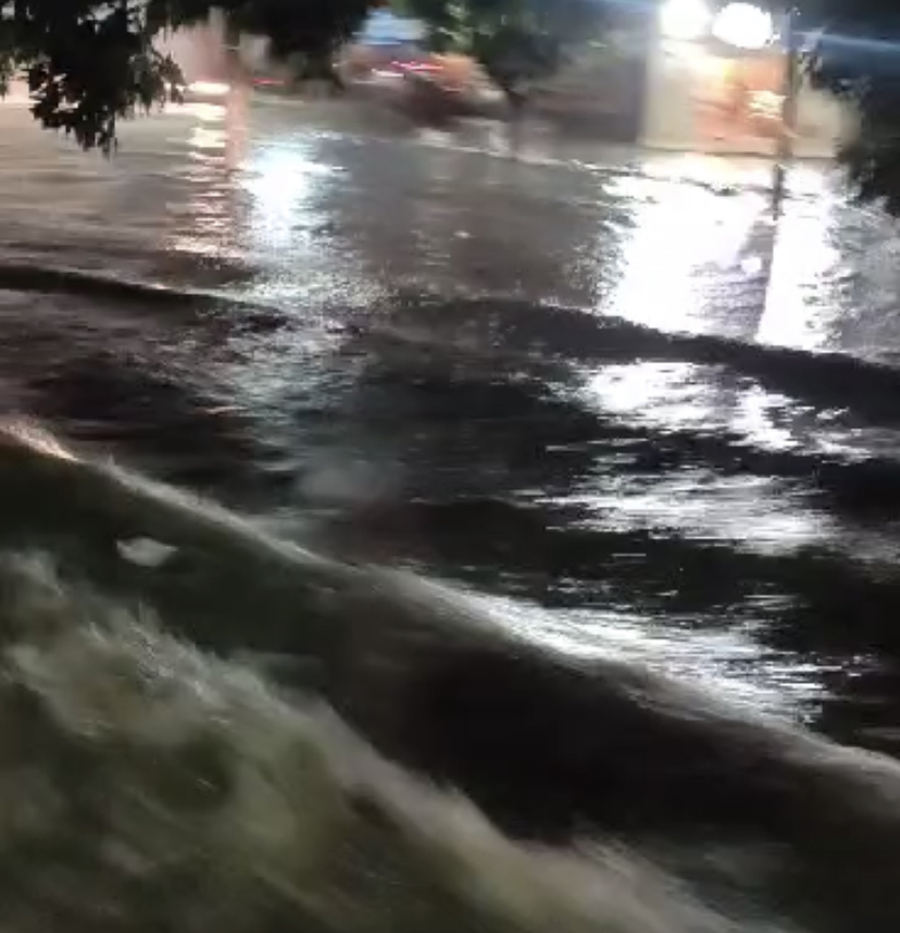 [VÍDEO] Inacreditável: Chuva transforma avenida Itapetinga em rio