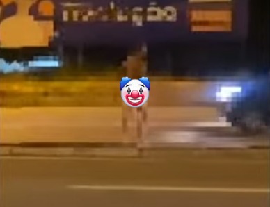 [VIDEO] Homem apanha após tentar atravessar rua totalmente pelado