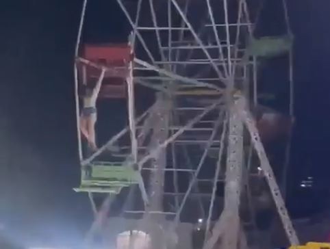 [VÍDEO] Mulher fica pendurada e cai de roda gigante em parque de diversões