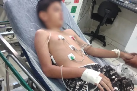 Menino que comeu lagartixa frita passa mal de novo, volta a ser internado e já perdeu 3kg, diz mãe