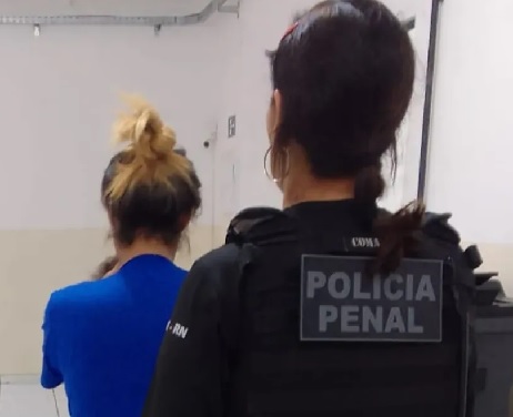 [VÍDEO] Mulher é presa ao tentar entrar com selos de LSD durante visita a preso em cadeia na Grande Natal