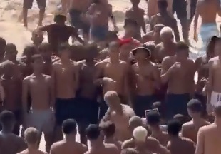 [VÍDEO] Grupo de banhistas realiza "UFC coletivo" em praia