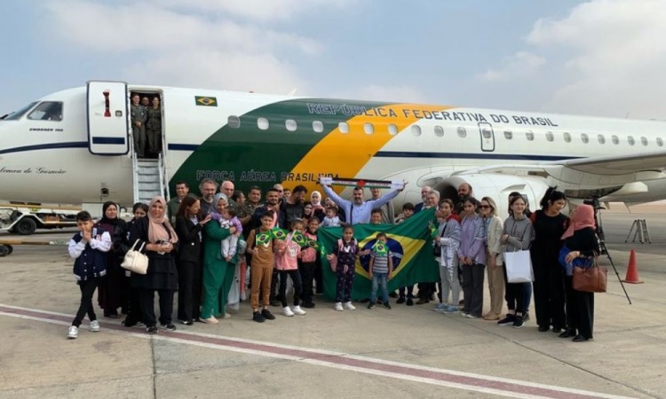 Brasileiros repatriados em Gaza deixam Egito e decolam rumo a Brasília