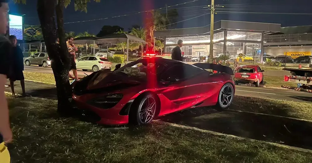 Motorista bate McLaren avaliada em 3 milhões de reais e abandona veículo