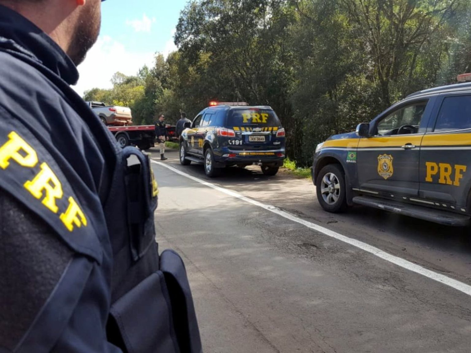 Grave acidente entre caminhão e carro deixa dois mortos e dois feridos na BR-304