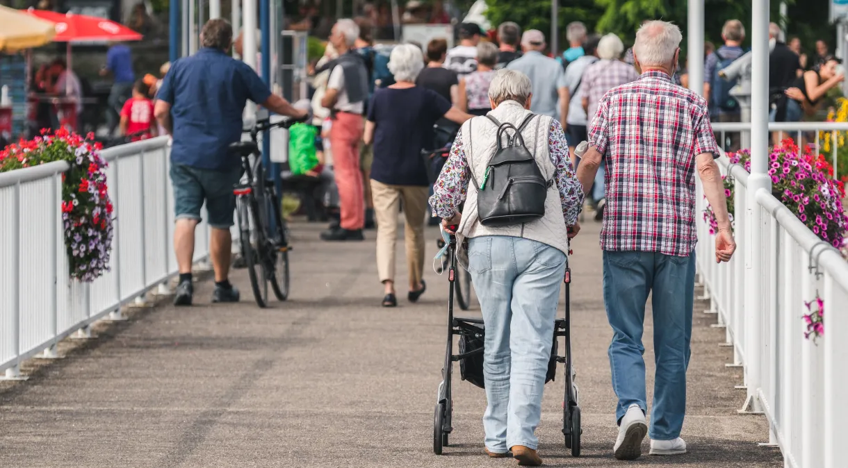 Expectativa de vida dos brasileiros cai para 75,5 anos após pandemia, diz IBGE