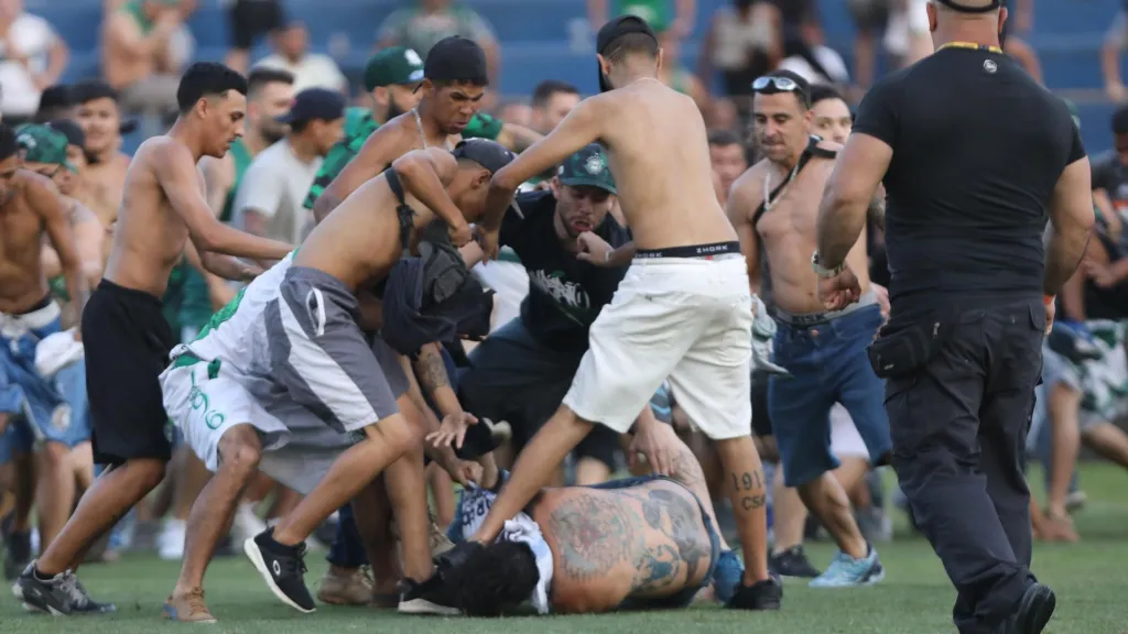 [VIDEO] Pancadaria: Torcidas de Cruzeiro e Coritiba invadem campo em briga generalizada