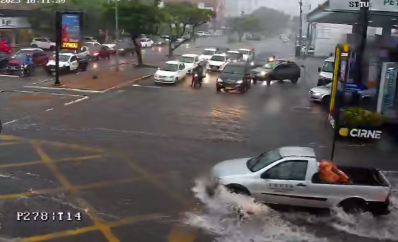 Fortes chuvas que caem em Natal causam transtornos no trânsito; confira pontos de alagamento