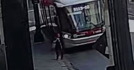 Idosa de 80 anos é atropelada por ônibus e tem perna amputada