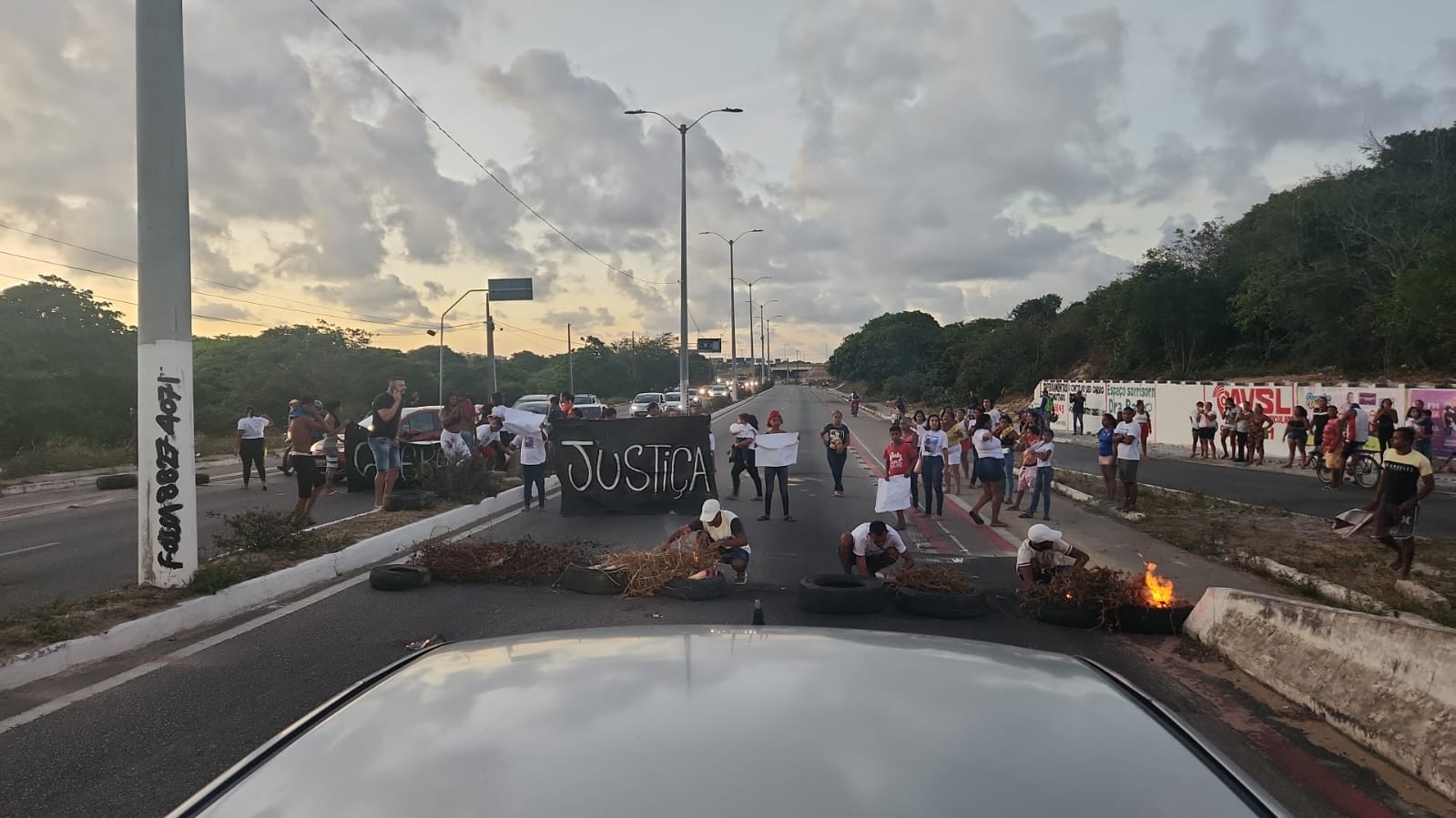 [VIDEO] Manifestantes liberam Ponte Newton Navarro após apelo da 96 FM