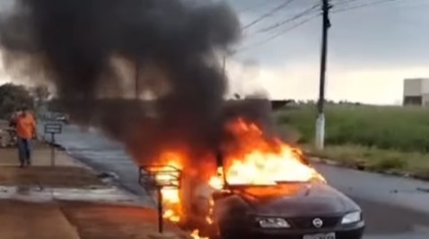 [VÍDEO] Atualização: Sogro incendeia carro após genro terminar caso amoroso com ele