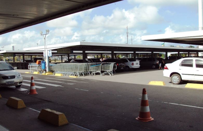 Mulher tem carro arrombado e itens de trabalho levados no estacionamento do Carrefour