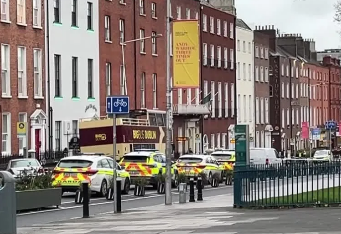 Esfaqueamento deixa cinco pessoas feridas, incluindo três crianças, na Irlanda