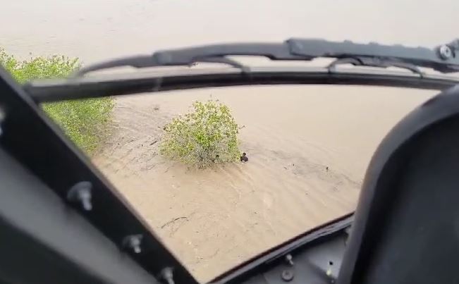 [VÍDEO] Helicóptero da Sesed salva pessoas de alagamento na Grande Natal