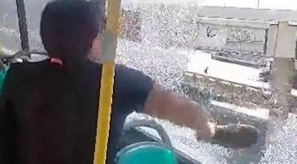 Mulher quebra vidro da janela de ônibus após o filho passar mal devido ao calor