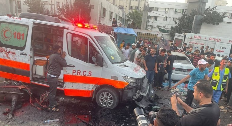 Bombardeio atinge comboio de ambulâncias na porta de hospital na Faixa de Gaza