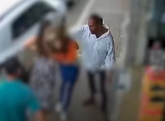 Vídeo: homem dá soco no rosto de adolescente que negou esmola 