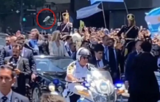 Garrafa de vidro é arremessada em Milei durante posse presidencial na Argentina