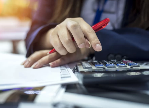 Mais de 76% da famílias têm dívidas e 29% estão inadimplentes, diz CNC