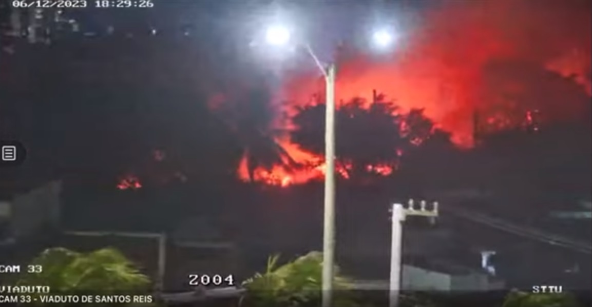 [VÍDEO] Grande incêndio em área que foi da Petrobras assusta moradores na Grande Natal