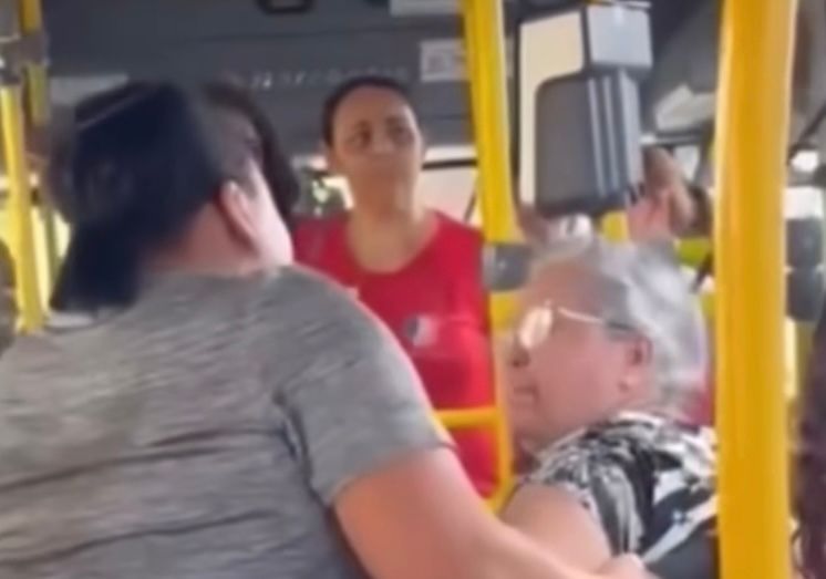 [VÍDEO] Mulheres brigam dentro de ônibus por causa de sombrinha