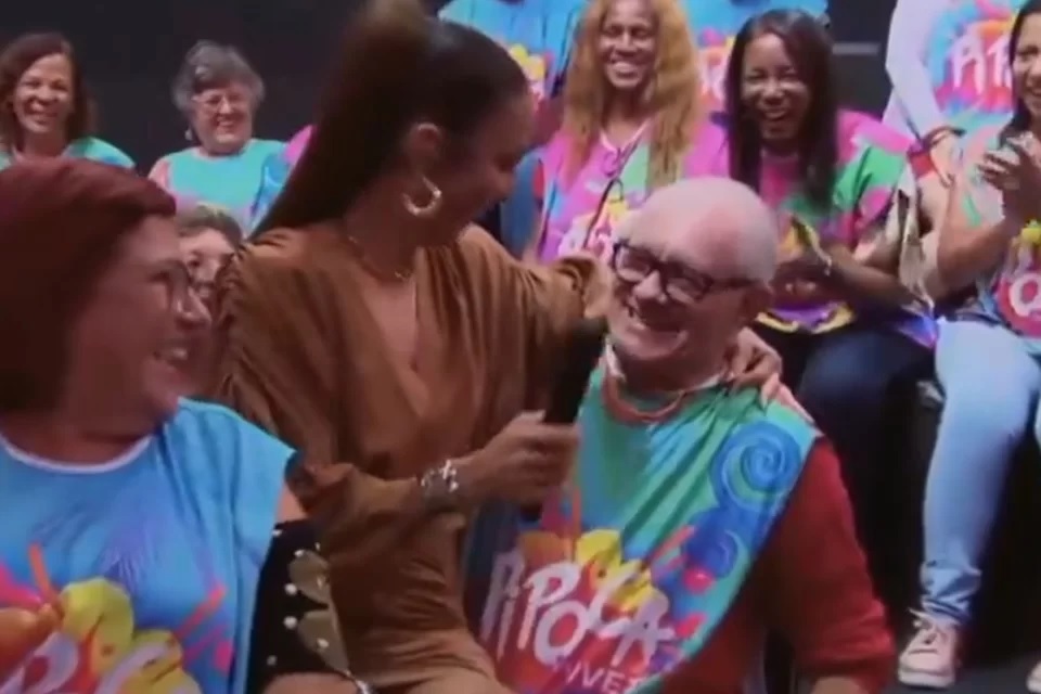 [VÍDEO] Ivete Sangalo brinca com idoso em programa, senta em seu colo e viraliza na web