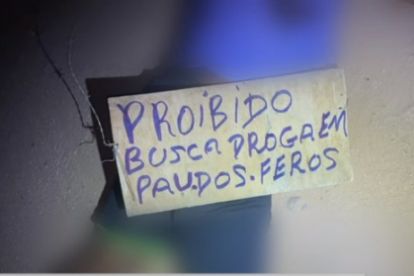 “Proibido buscar drogas em Pau dos Ferros”: criminosos deixam placa em corpo de homem após assassinato