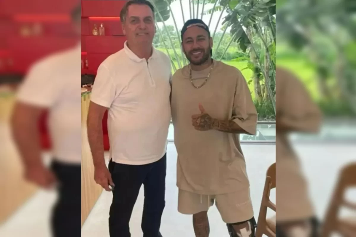 Bolsonaro dá medalha a Neymar: “Imbrochável, imorrível e incomível”