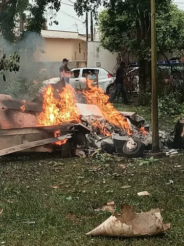 [VÍDEO] Avião cai em praça de São Paulo e passageiros morrem