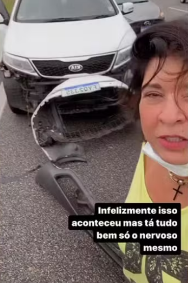 Roberta Miranda sofre acidente de carro e diz que bateu cabeça e ombro: 'Está doendo muito'