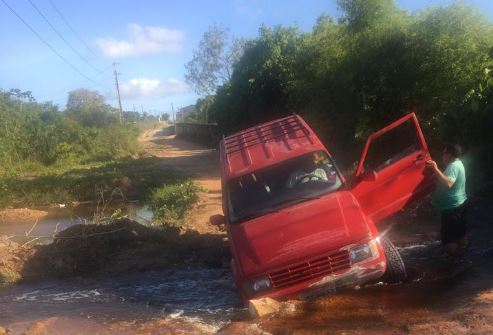 Chuva dura uma semana e moradores continuam ilhados sem ponte