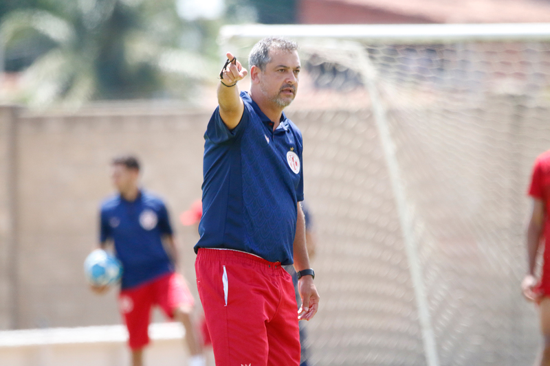 Marquinhos Santos comanda primeiro trabalho técnico-tático