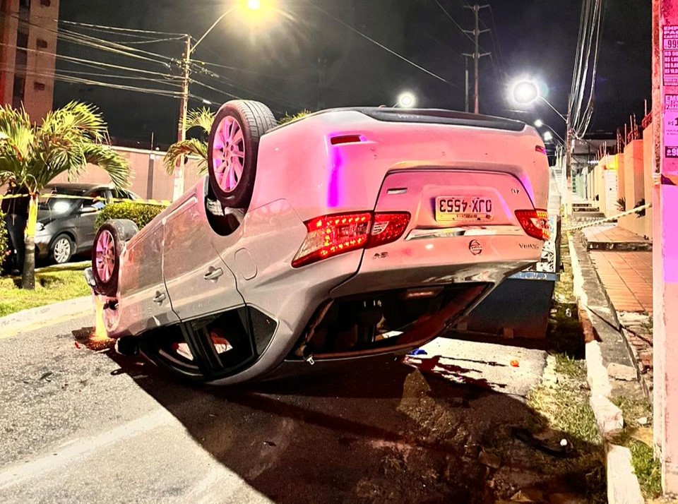 Homem morre após bater em carro parado e capotar na Grande Natal