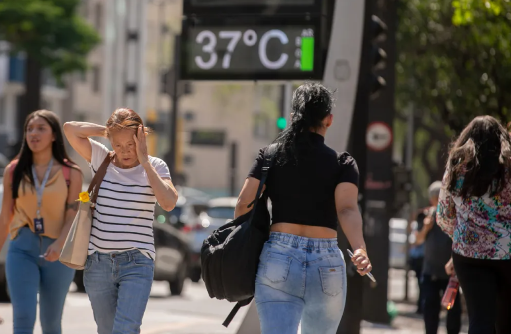 Insegurança no Brasil faz 8 de cada 10 mulheres evitarem sair à noite ou passar por locais desertos