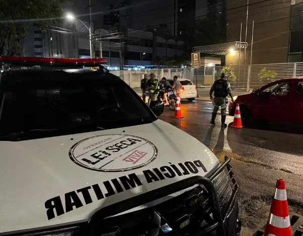 Embriagado, idoso é preso ao tentar fugir de blitz da Lei Seca pela contramão em avenida de Natal