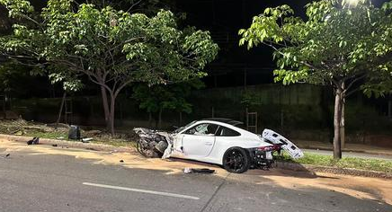 Carro de quase R$ 1 mi bate em árvore, velocímetro trava em 250 km/h, e acidente mata um 