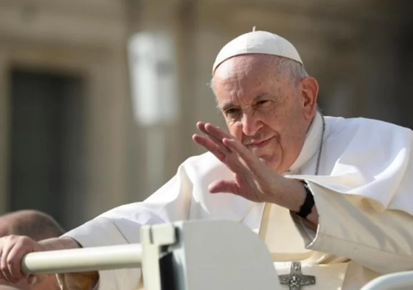 Vaticano autoriza que padres abençoem casais do mesmo sexo