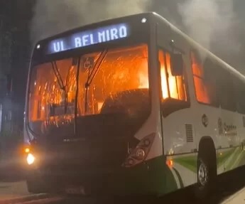 Após rebaixamento do Santos, torcedores atacam viaturas da polícia