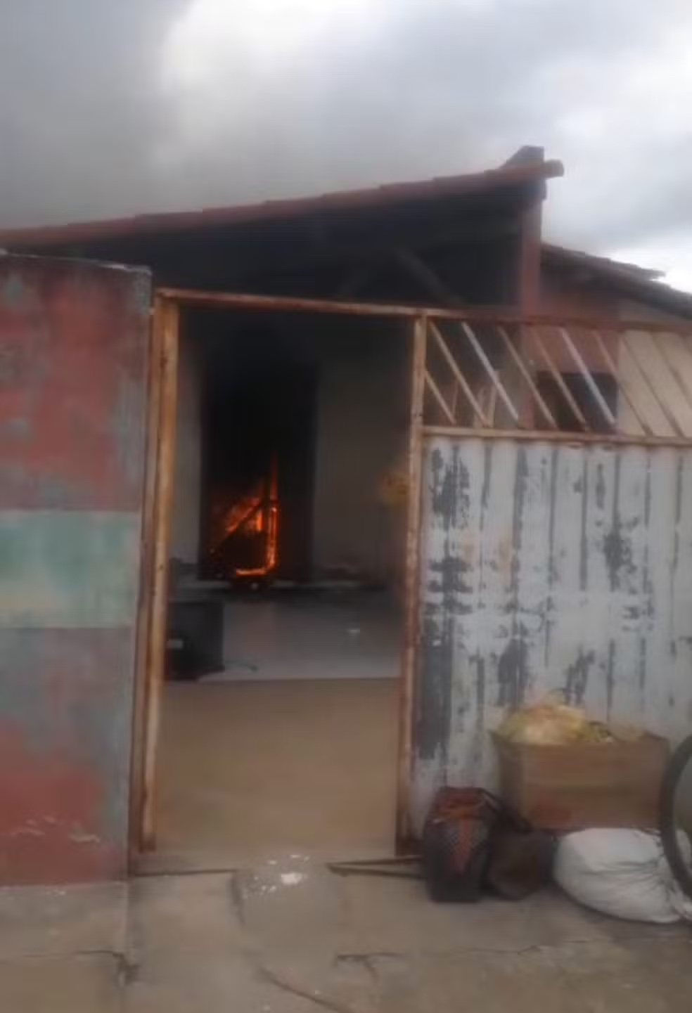 Homem incendeia casa da família na véspera de Natal por não aceitar fim de relacionamento