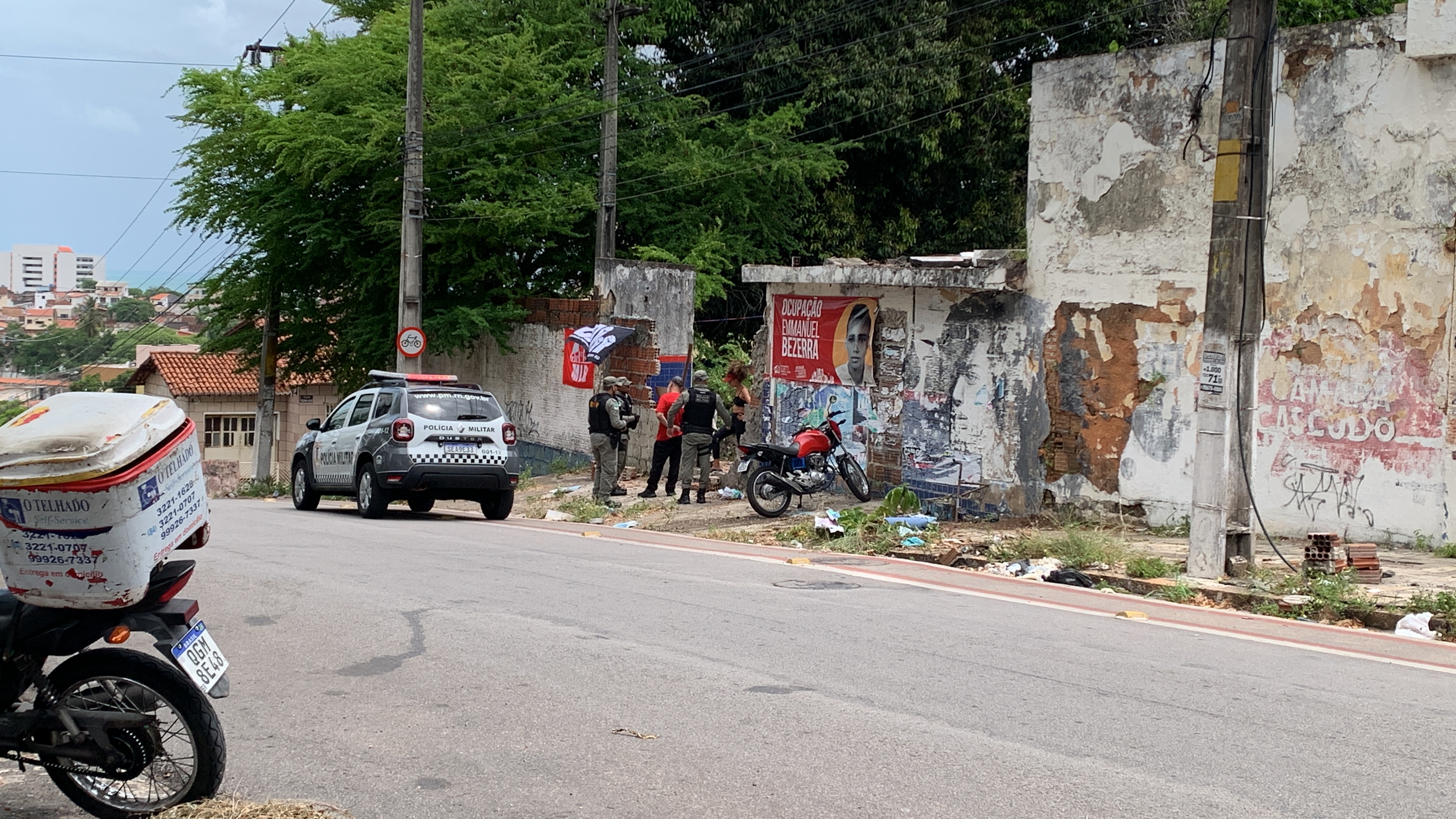 AGORA: PM vai até ocupação de manifestantes no antigo prédio do Diário de Natal