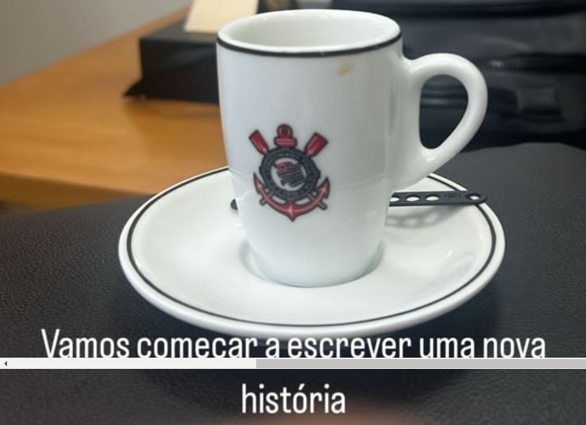 Rodriguinho posta foto com caneca do Corinthians e indica uma possível volta