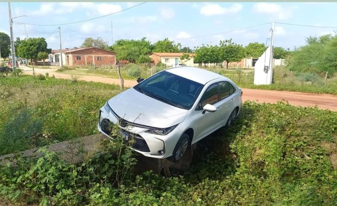 Carro roubado é encontrado pendurado fora da estrada no interior do RN