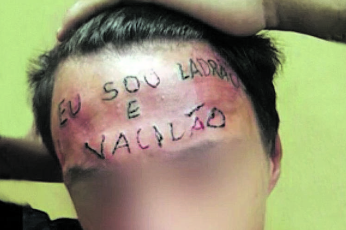 “Sou ladrão e vacilão”: Jovem que teve a testa tatuada foge da cadeia e perde direito ao semiaberto