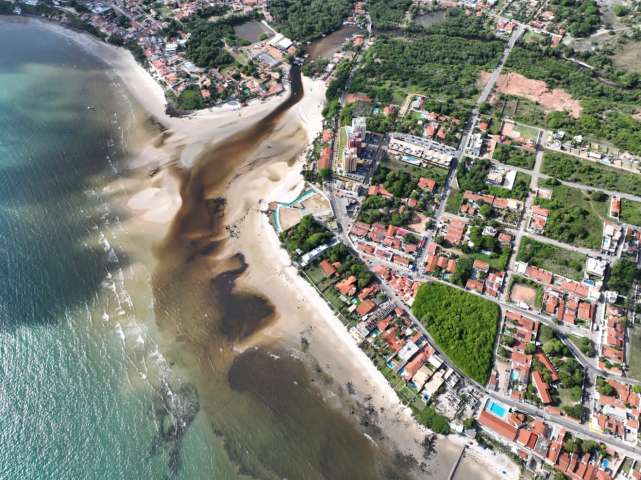 [FOTO] Imagem impressionante mostra água suja do Rio Pium chegando à praia de Pirangi 