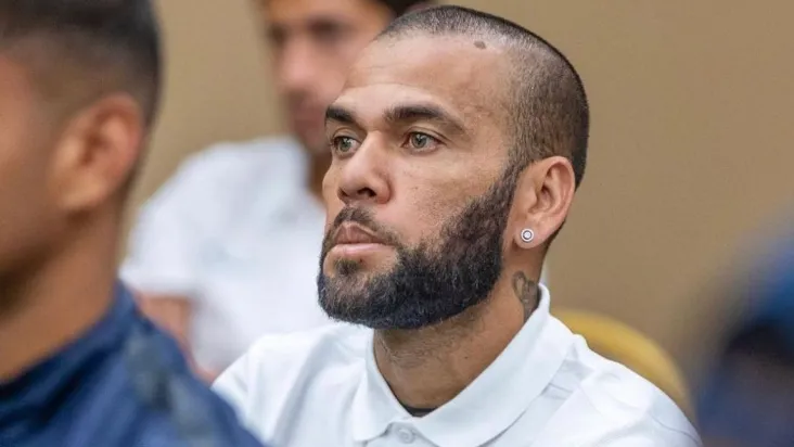 Pai de Neymar confirma ajuda financeira e advogado para Daniel Alves: "Ajuda ao amigo"