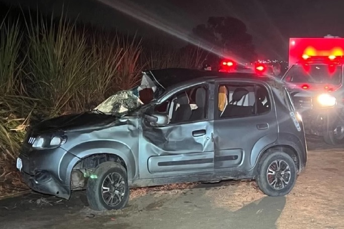 Mulher morre e 4 adolescentes ficam feridos em acidente grave 