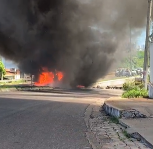 Manifestantes tocam fogo em ônibus e fecham ponte do Igapó em protesto